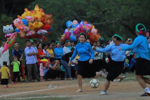 Quảng Ninh: Ấn tượng hình ảnh các cô gái dân tộc mặc váy đá bóng