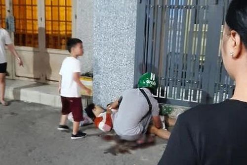 Chồng đưa đi sinh, chị vợ trở dạ ngay cổng nhà dân và cái kết ấm lòng
