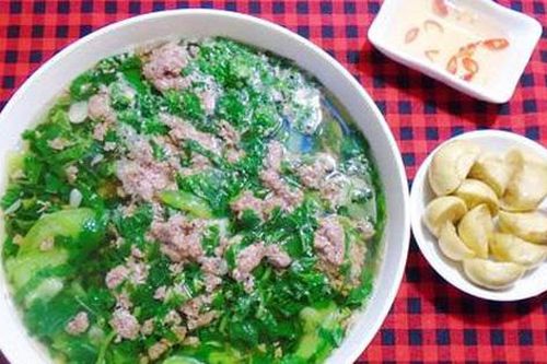 Hoa hậu nhà giàu khoe mâm cơm đạm bạc khiến Mai Phương Thúy' muốn ăn 5 bát'