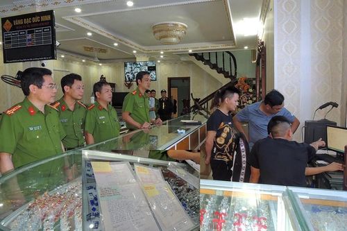 Triệt phá ổ nhóm hoạt động 'tín dụng đen' cho vay tiền với lãi suất 'cắt cổ'