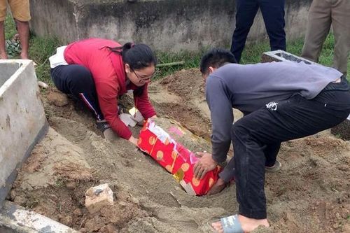Mê muội sau giấc mơ, định lập liền 8 mộ giả thờ 'bà Chúa Am'
