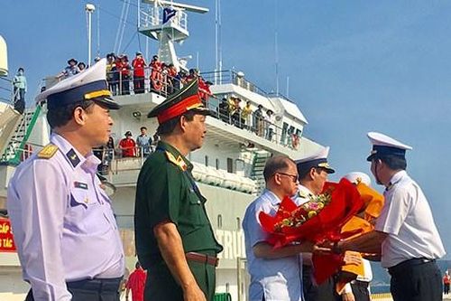 Đoàn công tác ra thăm huyện đảo Trường Sa