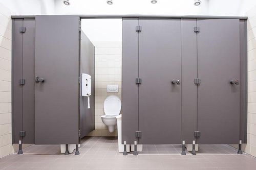 Tại sao cánh cửa nhà vệ sinh công cộng không thiết kế kín?