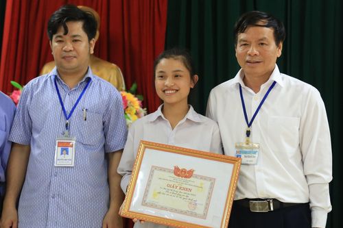 Khen thưởng nữ sinh trả lại gần 500 triệu đồng cho người đánh rơi