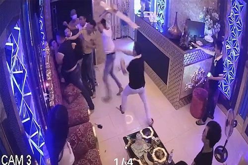 Chèo kéo cô gái đi chơi bất thành, nhóm thanh niên hành hung nhân viên quán karaoke