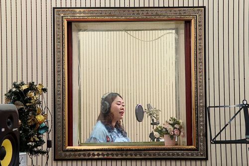 Cô giáo dịch và hát ca khúc thiếu nhi Việt Nam bằng tiếng Anh