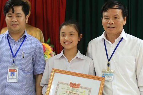 Trao Bằng khen cho nữ sinh trả lại gần nửa tỷ đồng cho người đánh rơi