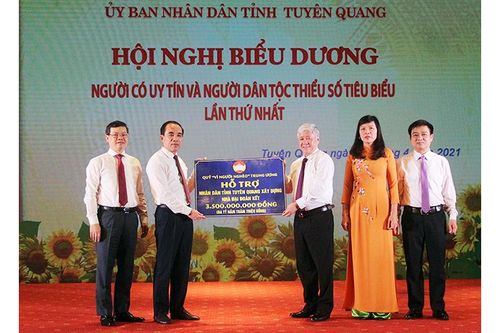Tuyên Quang biểu dương người có uy tín và người dân tộc thiểu số tiêu biểu lần thứ nhất