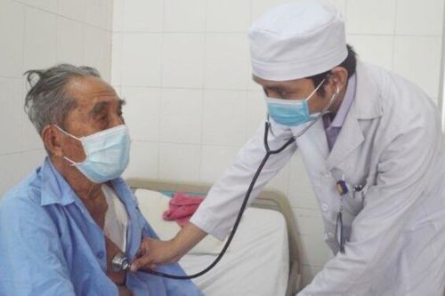 Cứu cụ ông 100 tuổi có nhịp tim siêu chậm