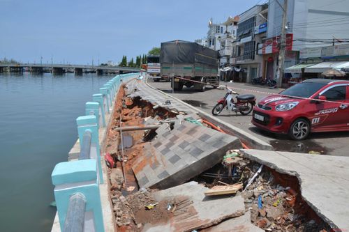 TP Phan Thiết: Sụt lún nghiêm trọng kè sông Cà Ty