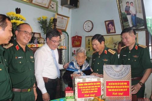 Lãnh đạo Bộ Quốc phòng tặng quà cho 10 gia đình chính sách ở Đồng Nai