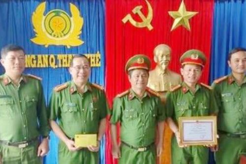 Khen thưởng CAQ Thanh Khê đạt kết quả thu nhận hồ sơ căn cước công dân cao nhất tuần