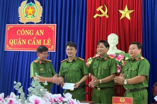 Khen thưởng đội Cảnh sát Hình sự Công an quận Cẩm Lệ