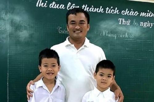 Hai học sinh lớp 1 trả lại gần 30 triệu đồng cho người đánh rơi