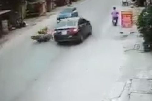 2 nữ sinh đâm vào đuôi ôtô, bị xe đi ngược chiều cán trúng