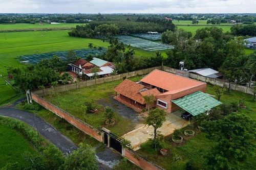 Choáng ngợp 'biệt phủ' toàn gỗ 2.000m2 ở Tây Ninh trên báo Mỹ