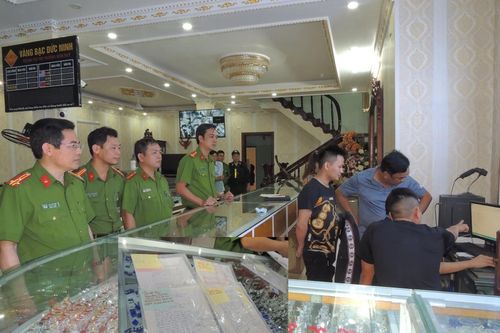 Chiêu trò 'bẩn' của nhóm cho vay nặng lãi để chiếm đoạt tài sản của 'con nợ'