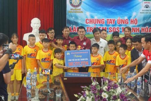 CLB Thanh Hóa và Hoàng Anh Gia Lai trao quà tại làng trẻ em SOS
