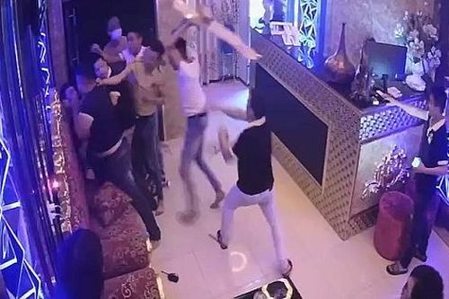 Nhóm côn đồ hành hung nhân viên, đập phá quán karaoke