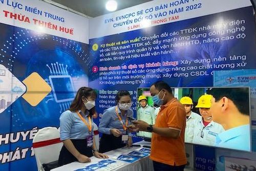 PC Thừa Thiên Huế hỗ trợ khách hàng có khiếm khuyết thực hiện giao dịch