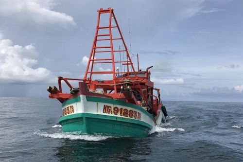 Cảnh sát biển phát hiện, bắt giữ tàu vận chuyển hơn 70.000 lít dầu DO trái phép trên biển