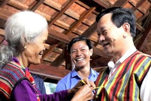Bí thư tỉnh Kon Tum 'vi hành' dọc biên giới chỉ đạo chống COVID-19