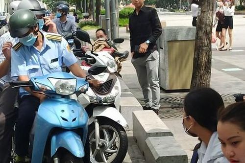 'Xuống đường' nhắc nhở người dân đeo khẩu trang ở TP.HCM