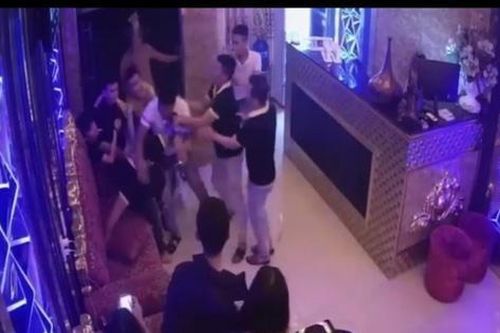 Gạ nữ nhân viên đi chơi bất thành, nhóm côn đồ đánh người, quậy phá quán karaoke