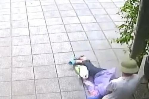 Người đàn ông bất tỉnh bị kéo lê bên vỉa hè dưới trời mưa