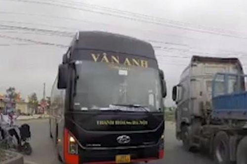 Tước bằng lái 3 tháng với tài xế chạy xe khách ngược chiều trên quốc lộ