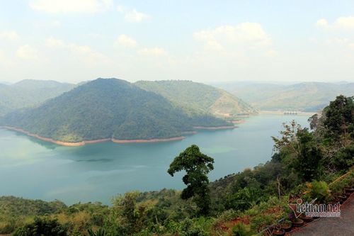 Hàng trăm hòn đảo nổi lên giữa 'vịnh Hạ Long' trên cao nguyên