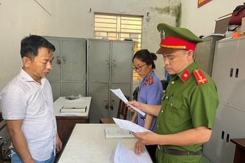 Hậu chia tay, nam thanh niên tạt sơn vào nhà bạn gái cũ