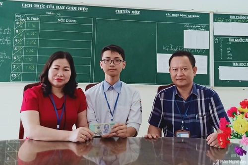 Nam sinh nghèo nhặt được tiền nhờ cô, thầy trả lại người đánh rơi