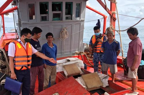 Cảnh sát biển bắt giữ tàu vận chuyển trên 70.000 lít dầu DO trái phép