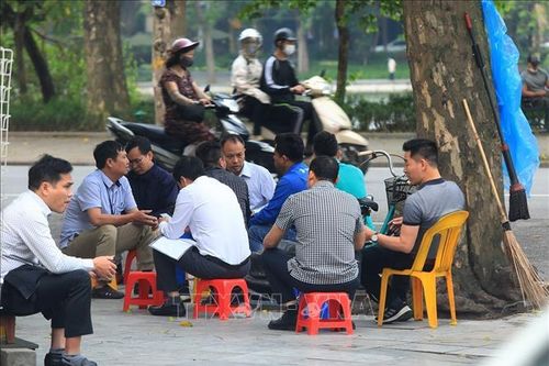 Cách đeo khẩu trang phòng COVID-19 đúng cách khi đến nơi công cộng