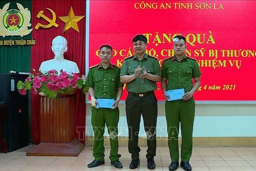 Thăm, tặng quà cán bộ Công an bị thương khi đấu tranh với tội phạm ma túy
