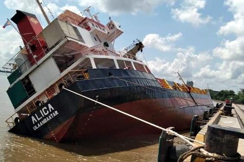 TP Hồ Chí Minh hạn chế giao thông đường thủy do lật tàu chở container