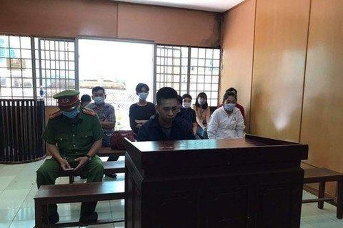 15 năm tù cho gã chồng trút mưa dao vào vợ vì đòi ly hôn