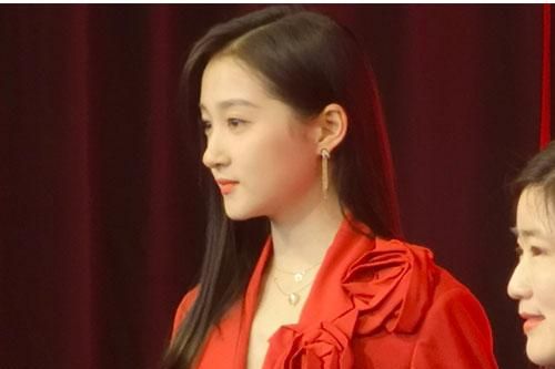 Hình ảnh Quan Hiểu Đồng tại sự kiện chưa qua chỉnh sửa, nhan sắc thật có giống ảnh tự đăng?