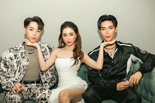 'Gia đình Hoa dâm bụt' hội ngộ, dân tình nhật xét cả ba như 'đúc cùng một khuôn'