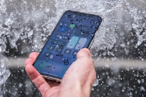 Làm rơi smartphone xuống nước, cần xử lý thế nào?