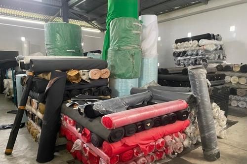 Thu giữ 30 tấn vải các loại không rõ nguồn gốc tại kho chứa hàng ở Long An