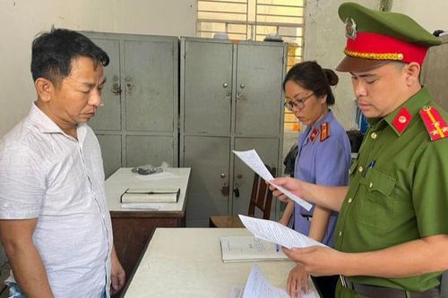 Mâu thuẫn tình cảm, gã đàn ông thuê người liên tục tạt sơn nhà bạn gái