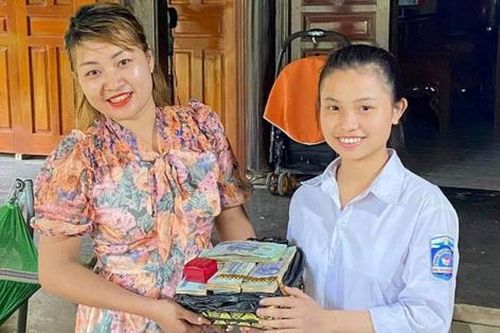 Nhặt được 300 triệu đồng, 3 cây vàng, nữ sinh trả lại cho người đánh rơi