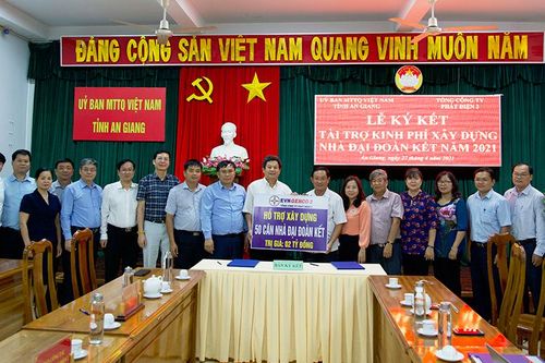 UBMTTQVN tỉnh An Giang tiếp nhận kinh phí xây dựng 50 căn nhà Đại đoàn kết