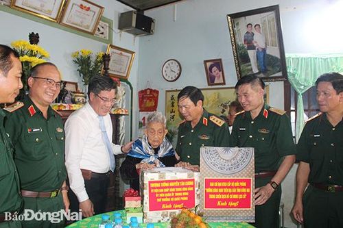 Các đại biểu tham dự Hội thảo Hướng Đông Nam trên địa bàn Đồng Nai viếng Nghĩa trang liệt sĩ huyện Long Thành