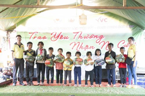 Tặng hơn 400 suất quà cho người nghèo, học sinh xã Ia Hrú
