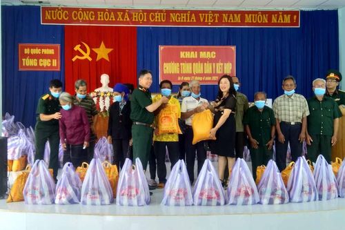 Khám bệnh, cấp thuốc miễn phí cho 300 người dân xã Ia O