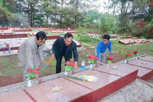 Viếng các anh hùng liệt sỹ nhân kỷ niệm 46 năm ngày giải phóng miền Nam