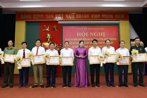 Để việc nêu gương trở thành hành động tự giác, thường xuyên
